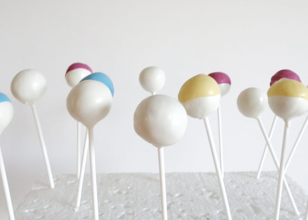 Eat a Rainbow Schneemann Cake Pops